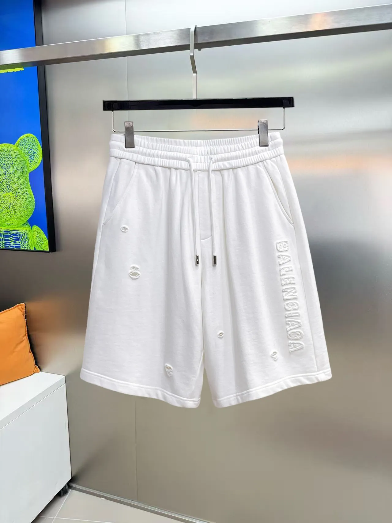 Balenciaga's three-standard complete 2026 summer New Arrival men's casual shorts, advanced custom-made Breathable fabric, Breathable fabric, extremely stretchy and comfortable, impeccable details, top-grade accessories, original logo design concept, delicate and soft feel! The upper body fit is awesome! Size: M-XXXL Please state your height and weight when ordering